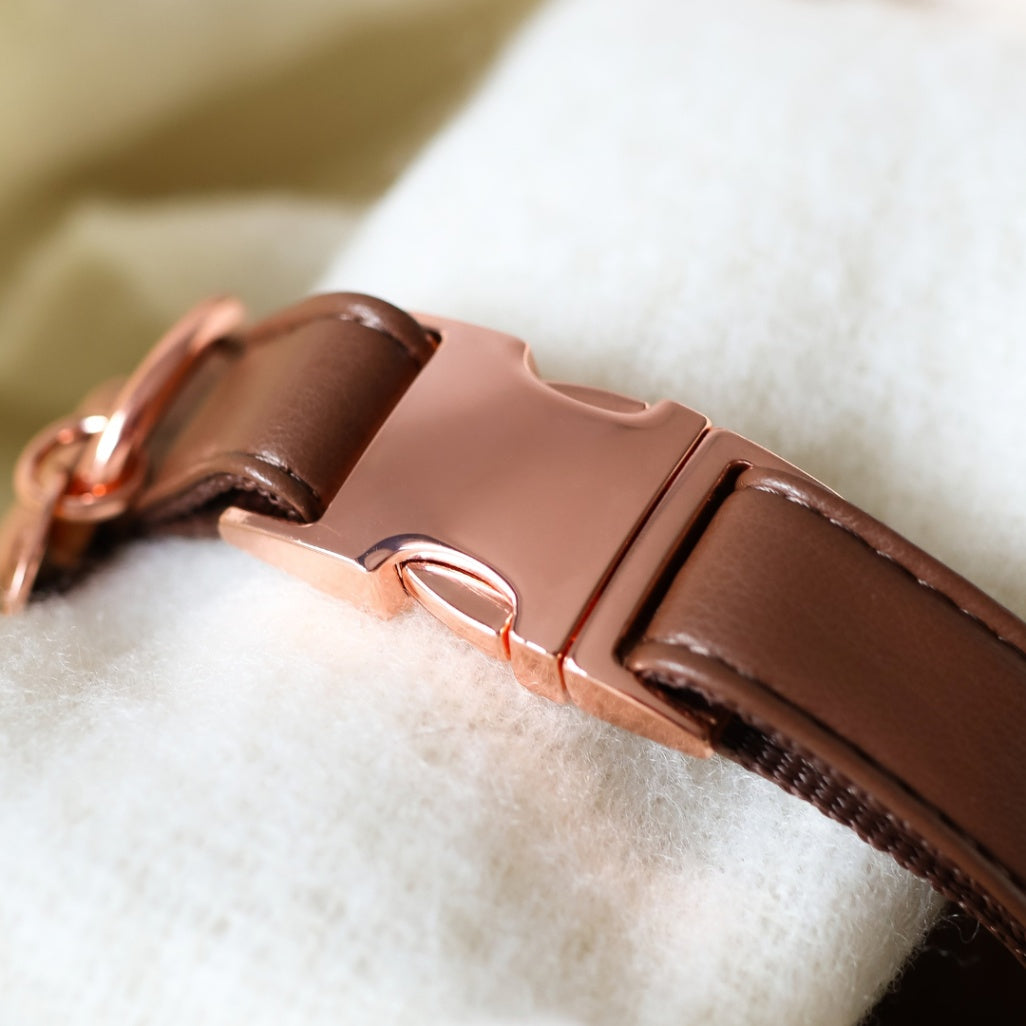 Detalj braon ogrlice za pse sa rosegold kopčom