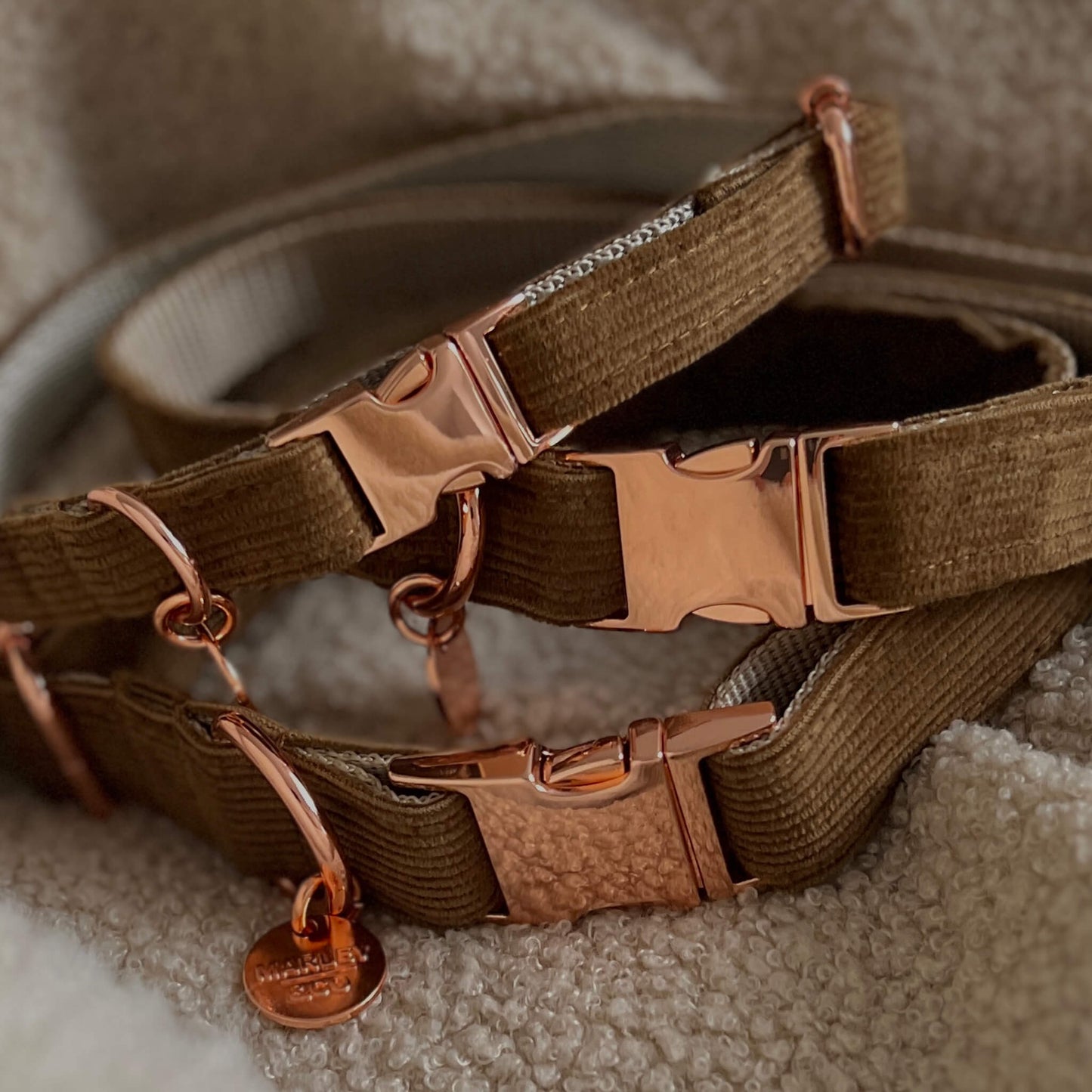 ogrlice za pse Mocca u braon somotu sa rosegold metalnim detaljima na mekanoj teddy podlozi