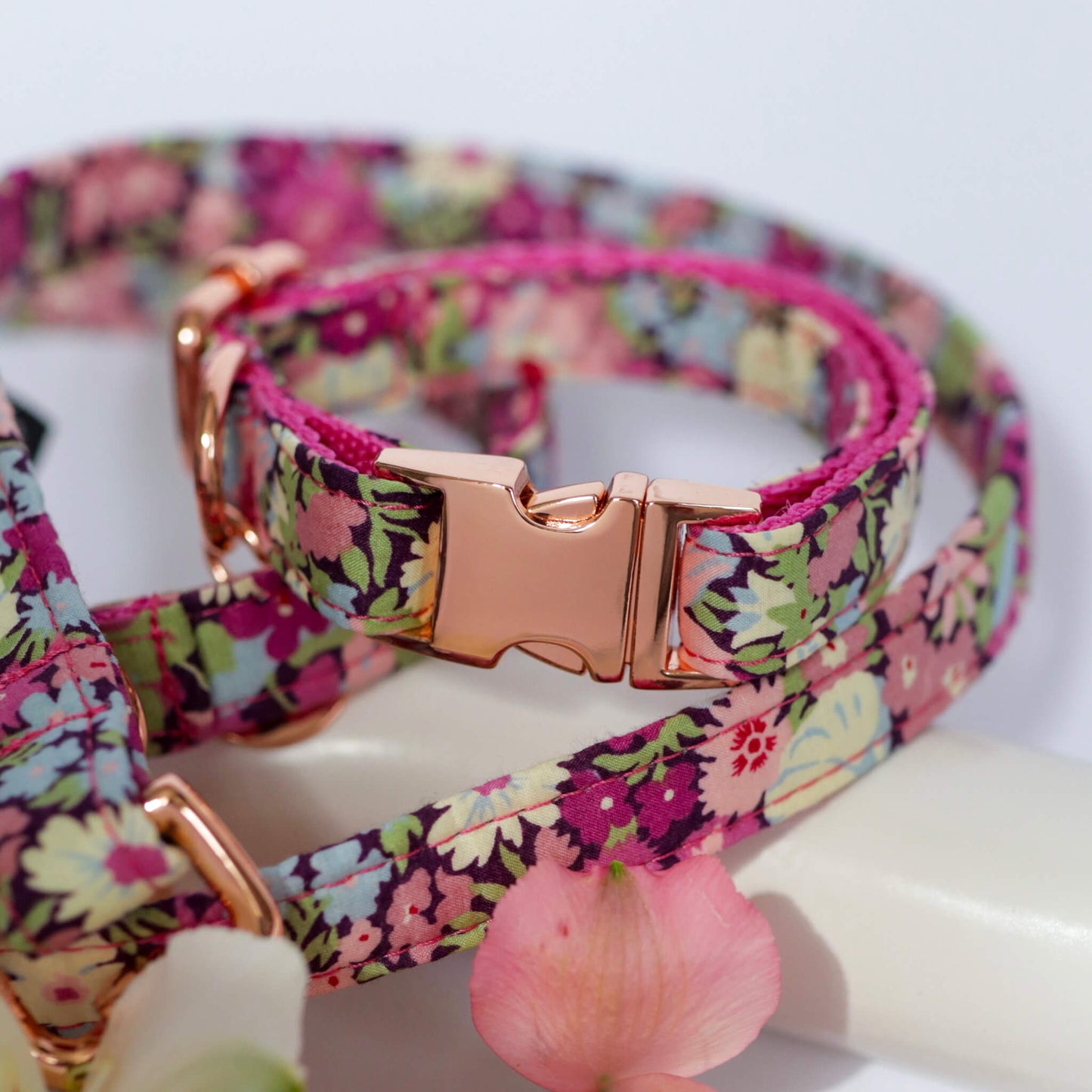 Ogrlica za pse Blossom u cvetnom pink dezenu i rosegold metalnim delovima