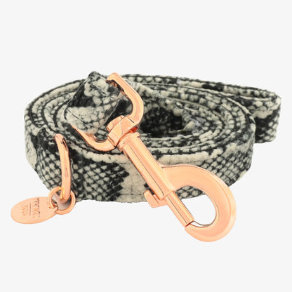 Marley & Co povodac za pse sa zmijskim printom (snake skin) i luksuznom rose gold kopčom i priveskom.