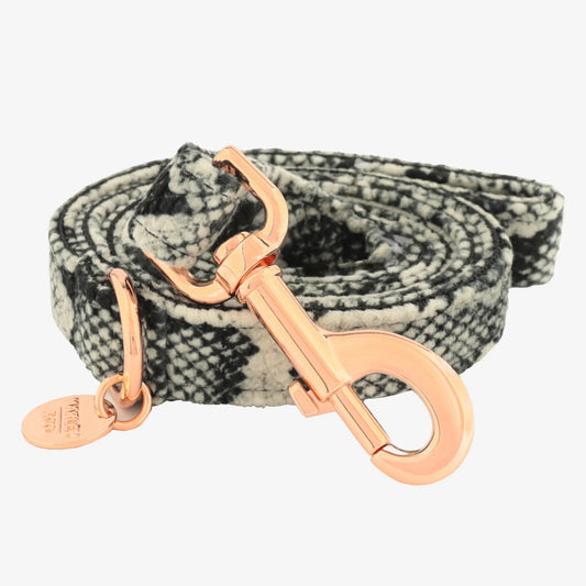 Marley & Co povodac za pse sa zmijskim printom (snake skin) i luksuznom rose gold kopčom i priveskom.
