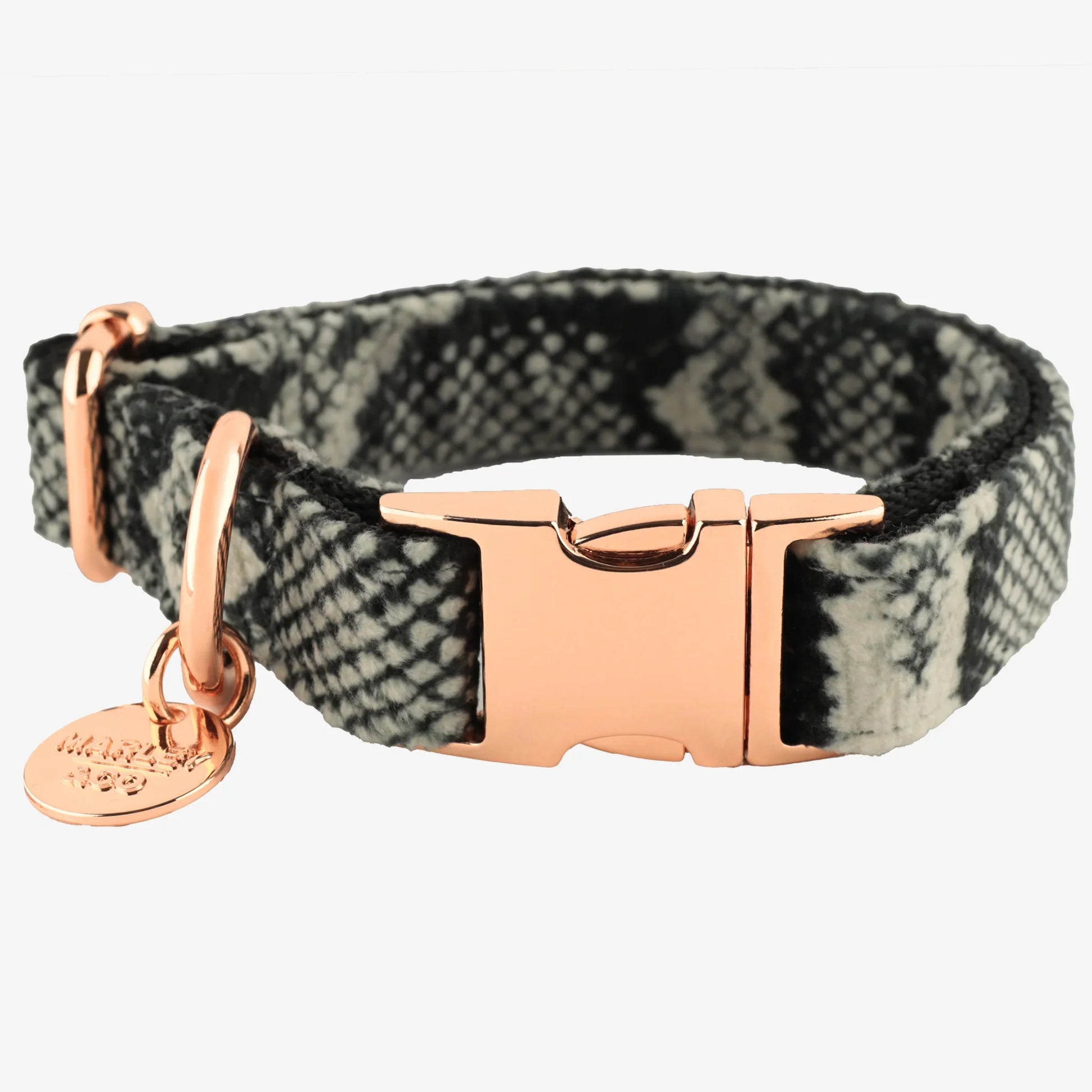 Marley & Co ogrlica za pse sa zmijskim printom (snake skin) i luksuznom rose gold kopčom i priveskom.