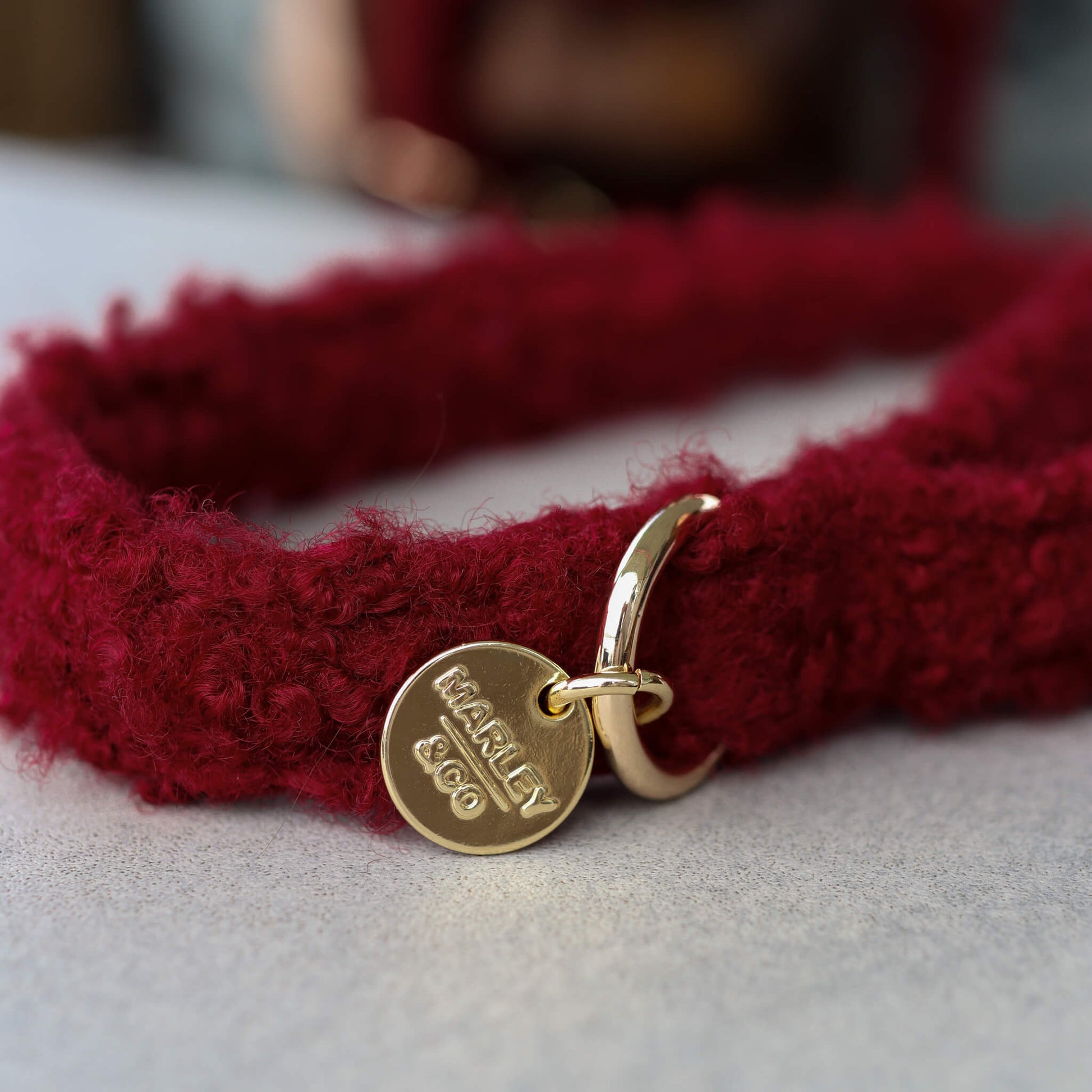 Povodac za pse Merlot u bordo boji sa roze gold metalnim detaljima i priveskom sa Marley&co logom