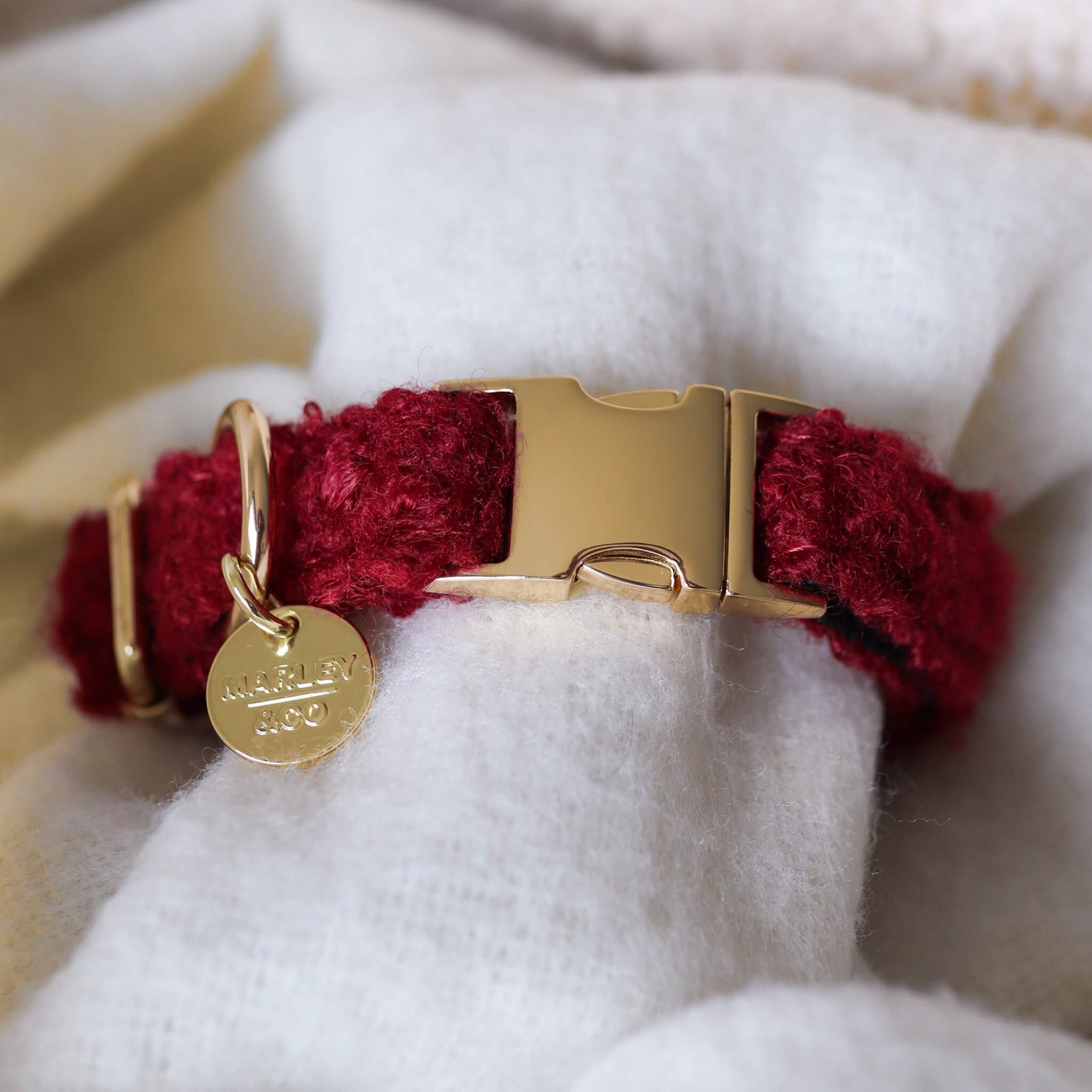 Bordo Merlot ogrlica za pse sa rosegold metalnim detaljima na mekanoj tkanini