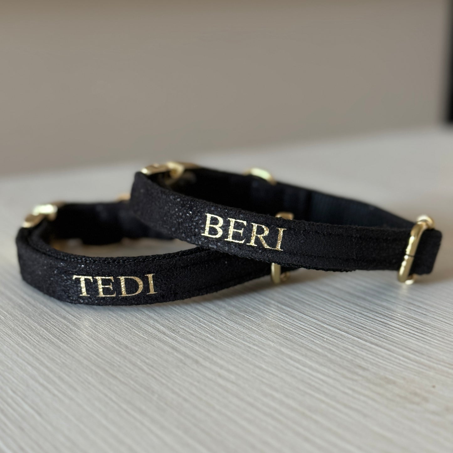 Personalizovana Midnight ogrlica za pse sa zlatnim detaljima
