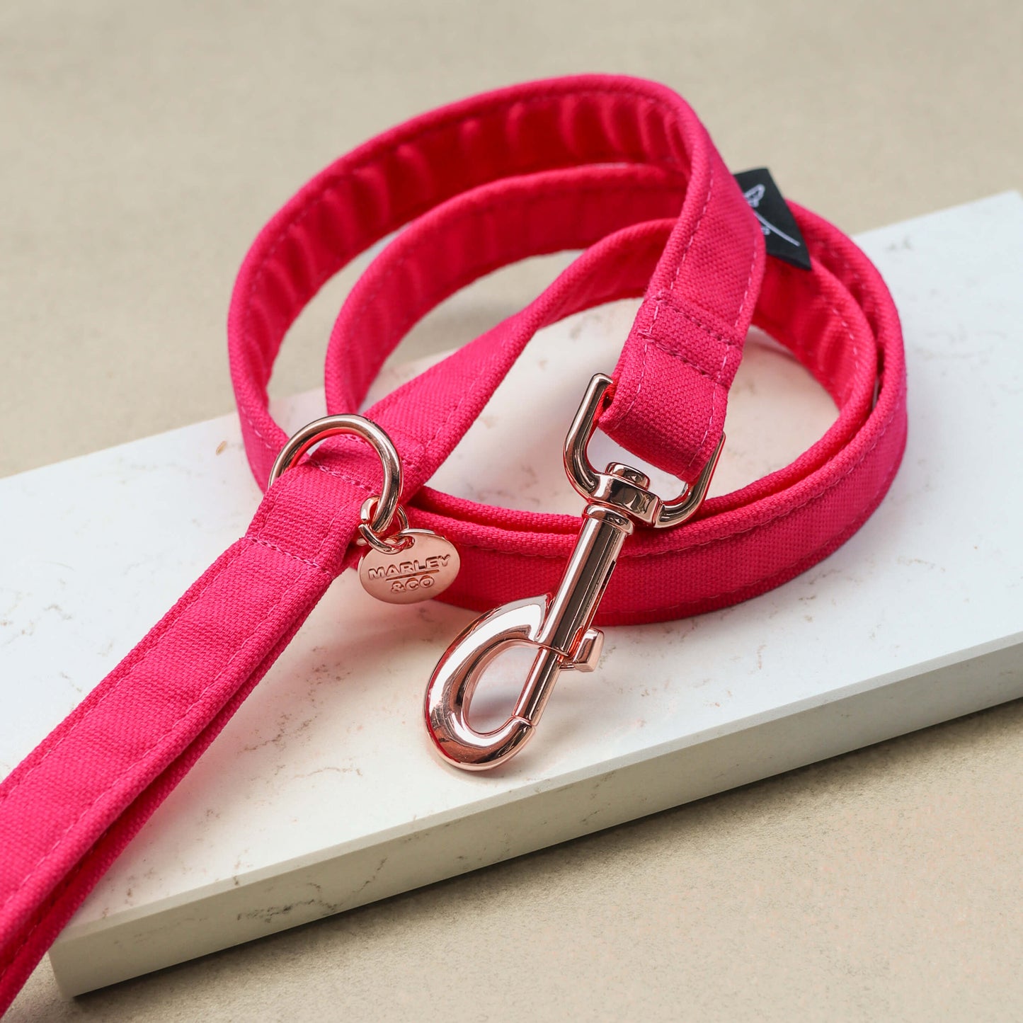 Hot pink povodac za pse sa rosegold metalnim delovima