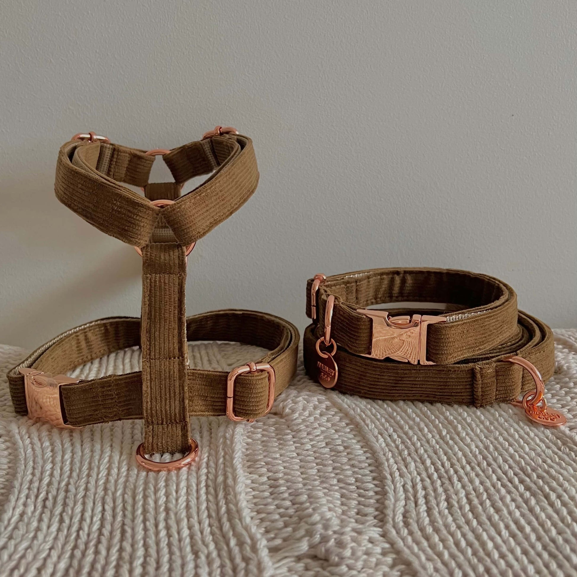 Mocca set koji sadrži am, ogrlicu i povodac za pse od somota u braon boji sa rosegold metalnim detaljima 