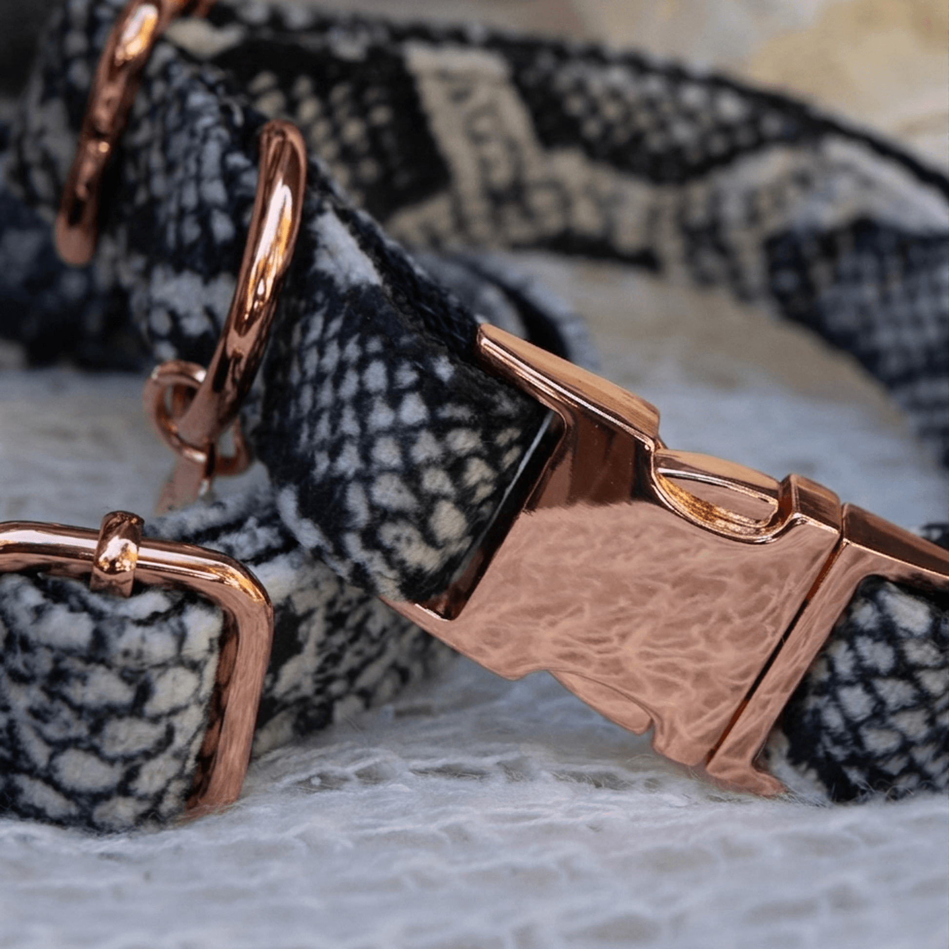 Plišana ogrlica za pse u zmijskom printu sa rosegold metalnim delovima