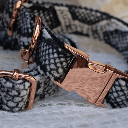 Plišana ogrlica za pse u zmijskom printu sa rosegold metalnim delovima