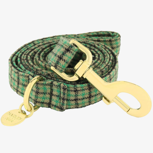 Marley & Co karirani povodac za pse u zelenim i braon tonovima sa luksuznom zlatnom kopčom i priveskom.