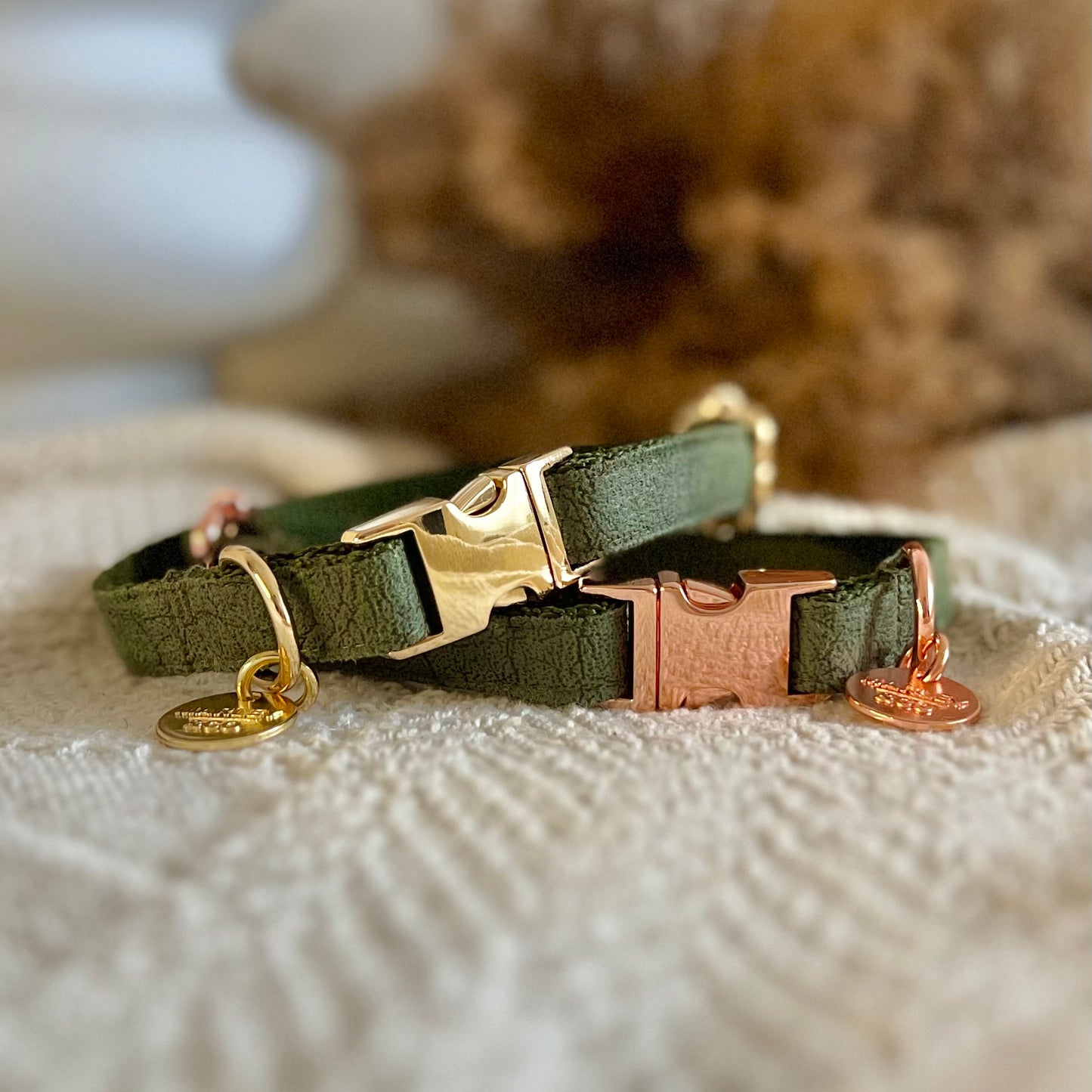 Ogrlica za pse Forest od imitacije nabuk kože sa zlatnim i rosegold metalnim delovima