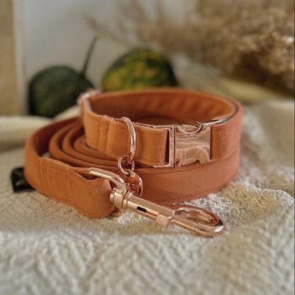 Ogrlica Orange od mekanog pliša u narandžastoj boji sa rosegold metalnim delovima