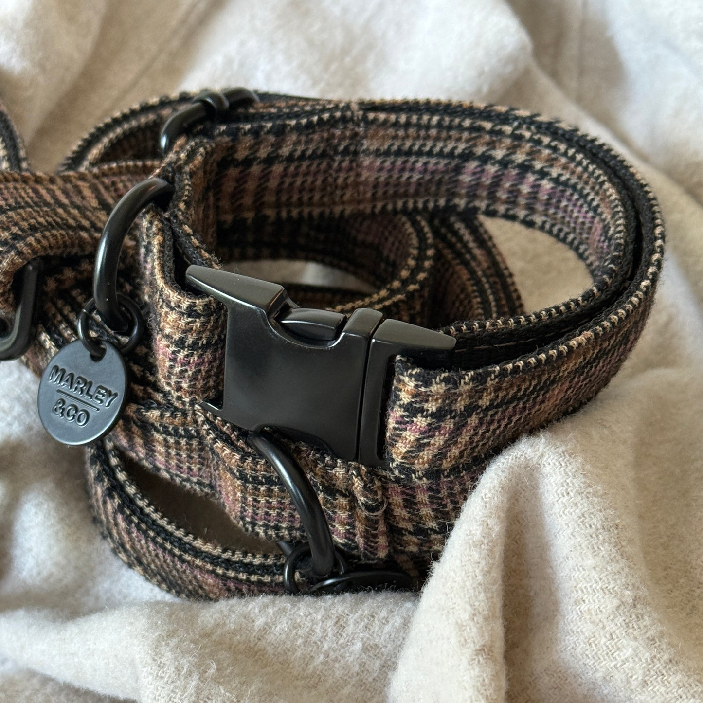 Marley&co Oxford ogrlica za pse sa brendiranim metalnim priveskom i crnom kopčom na mekanoj tkanini