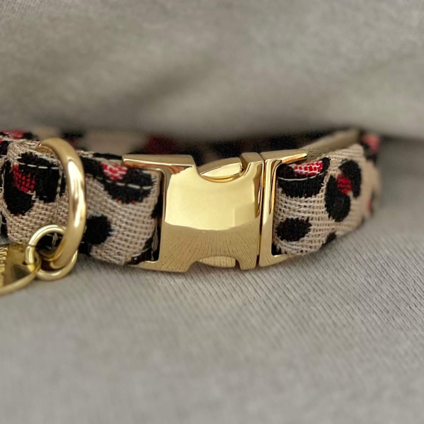 Marley&co ogrlica za pse Wild one u leopard printu sa zlatnim detaljima na mekanoj tkanini