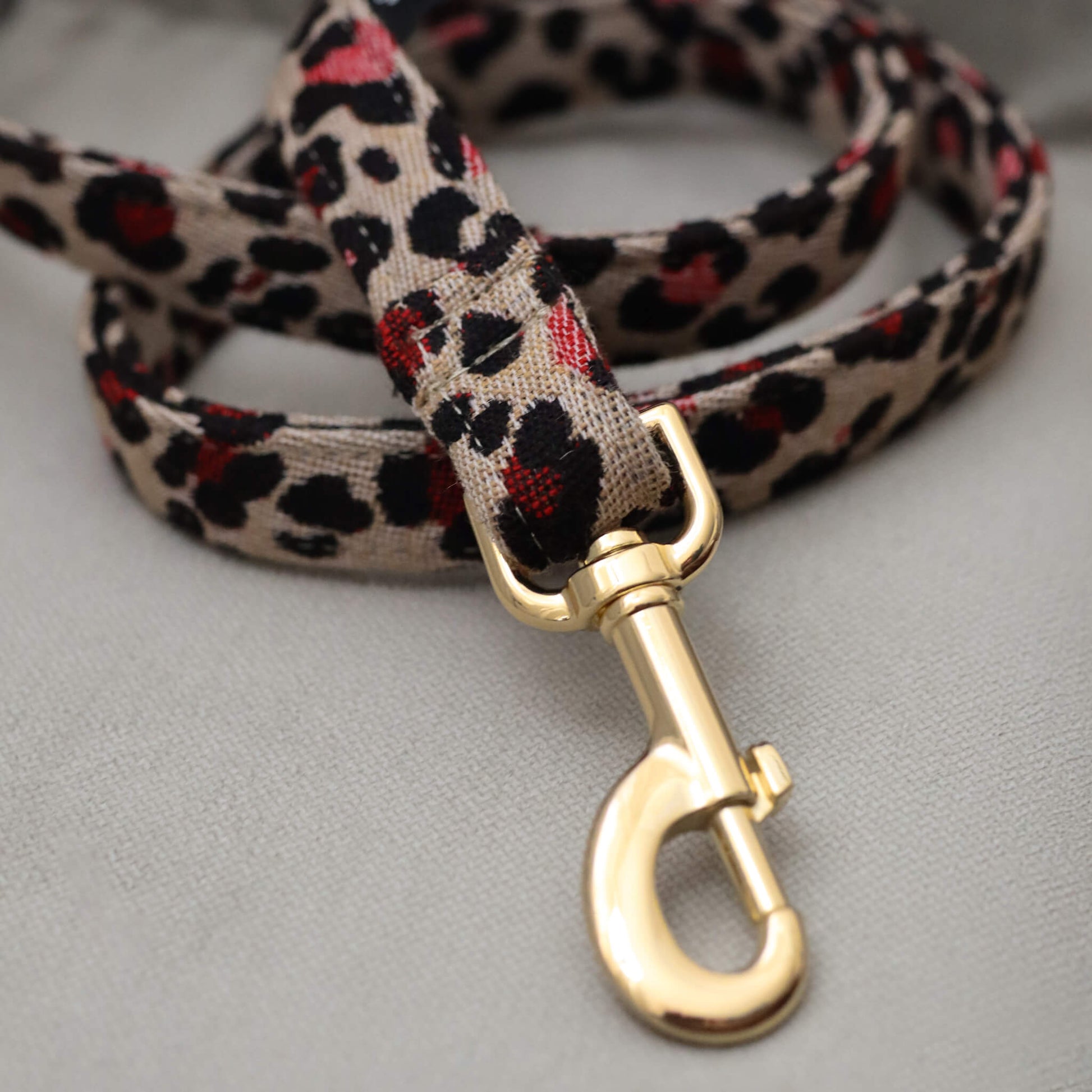 Povodac za pse Wild one u leopard printu sa zlatnim karabinjerom